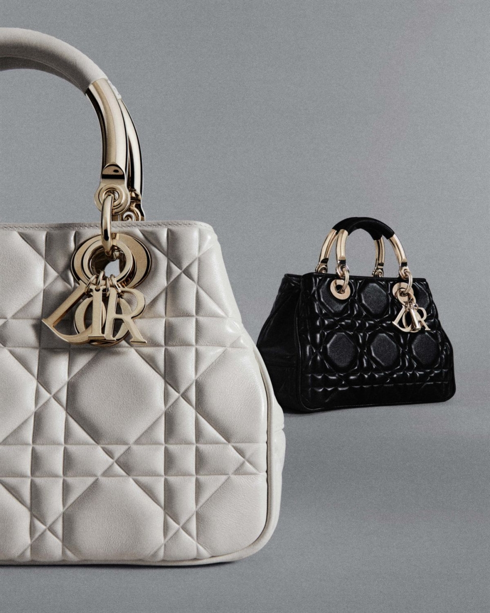 Dior拱型手柄、DIOR四個英文字母的掛飾也是Lady Dior手袋的設計語彙之一