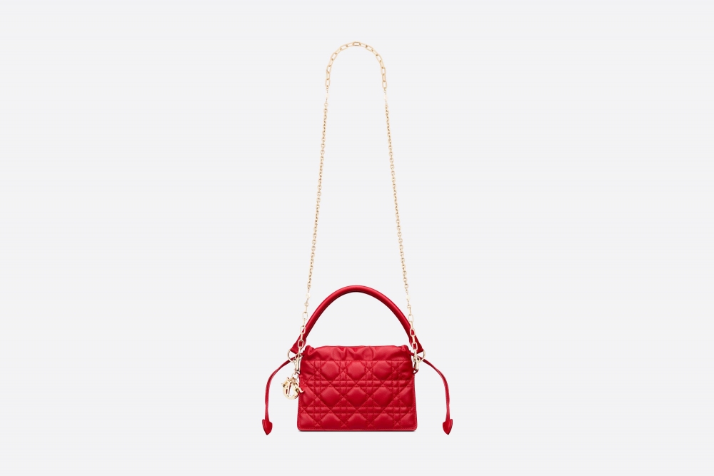 手袋的可拆卸式頂部手柄附有可拆卸式的珠飾鏈帶。