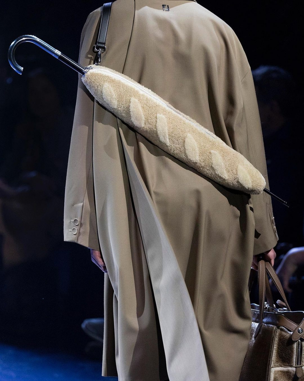 可以裝入雨傘。