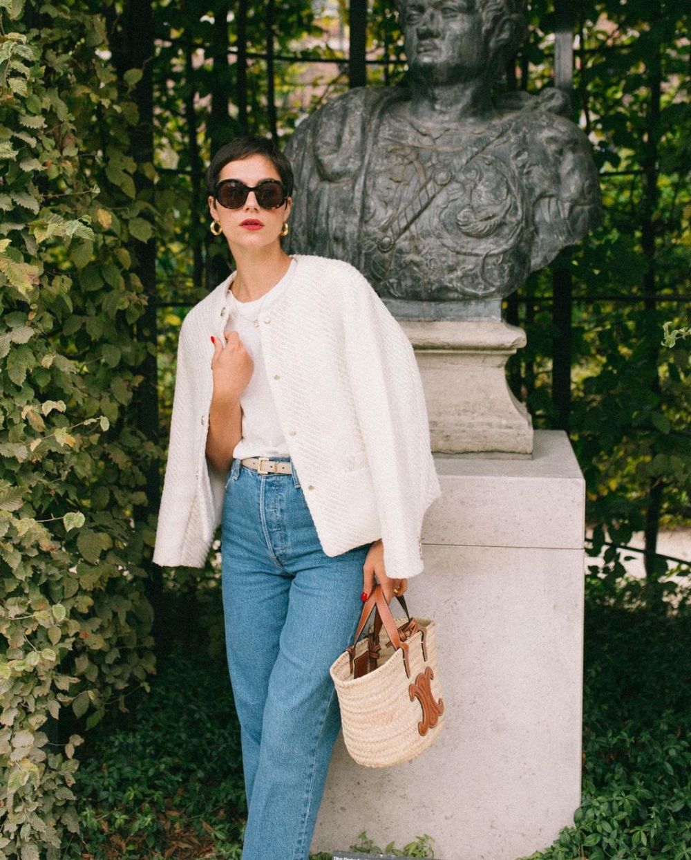 加一件短版西裝外套提升正式度。