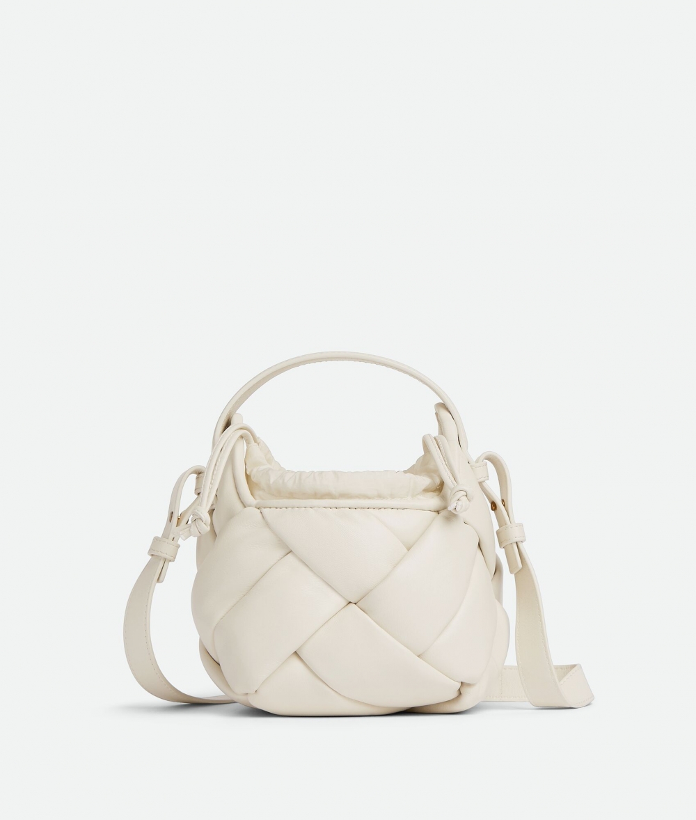 略蓬鬆的球型外觀