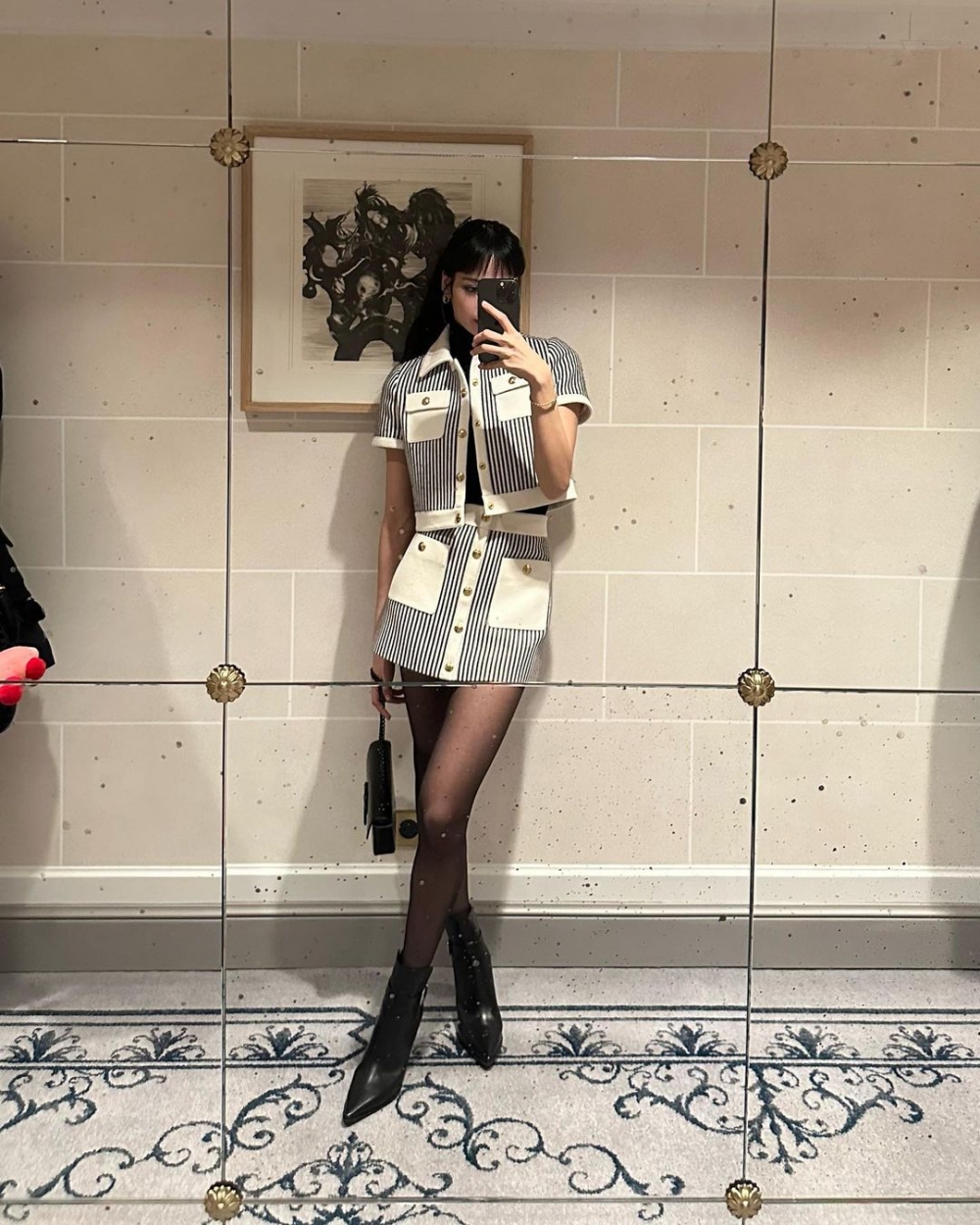 手上提著CELINE手袋