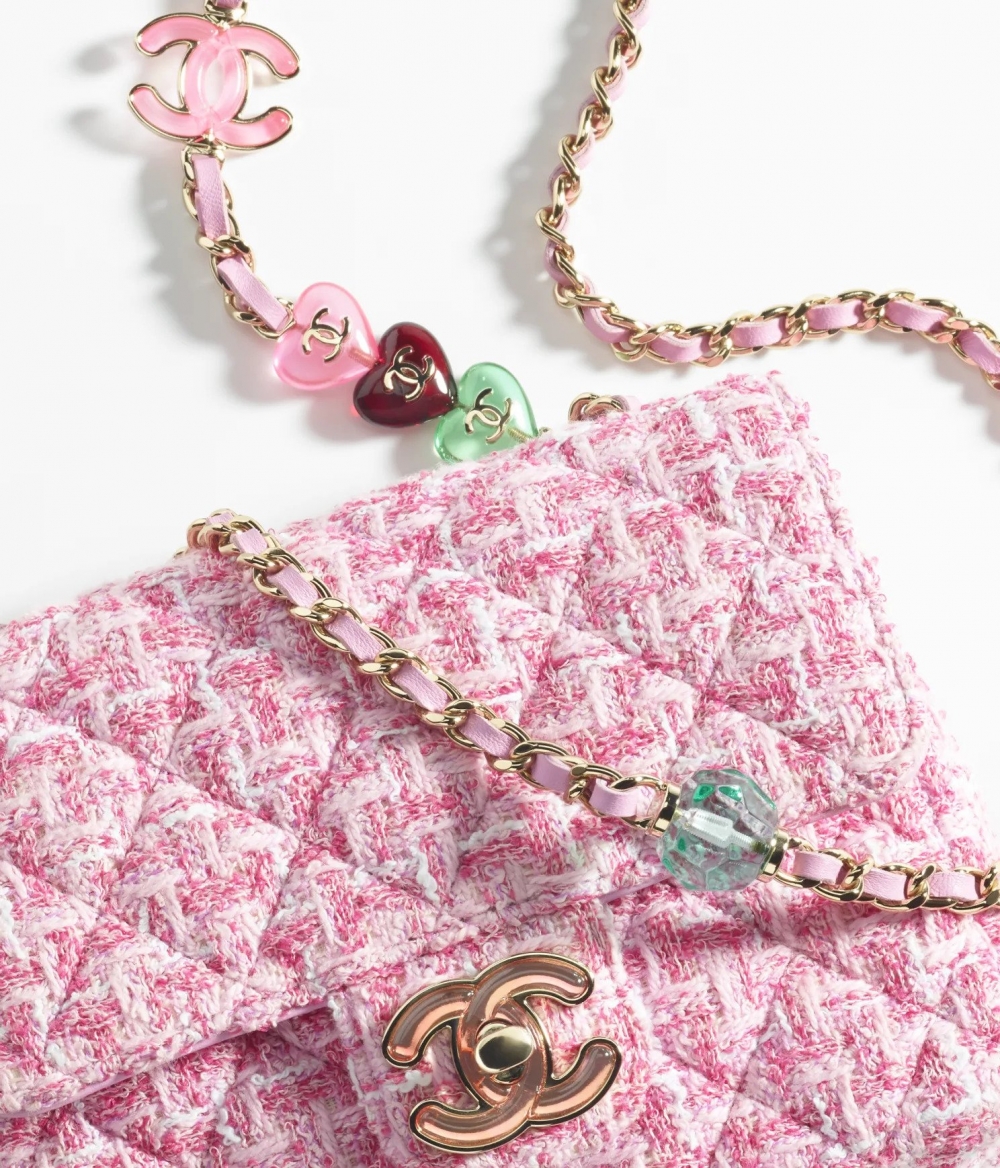 雙C Logo精緻點綴。