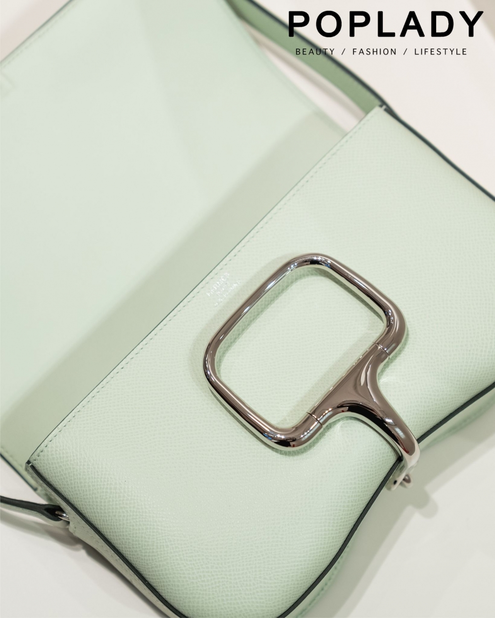 金屬Verdun半馬銜扣環作為包身中心的完美點綴。