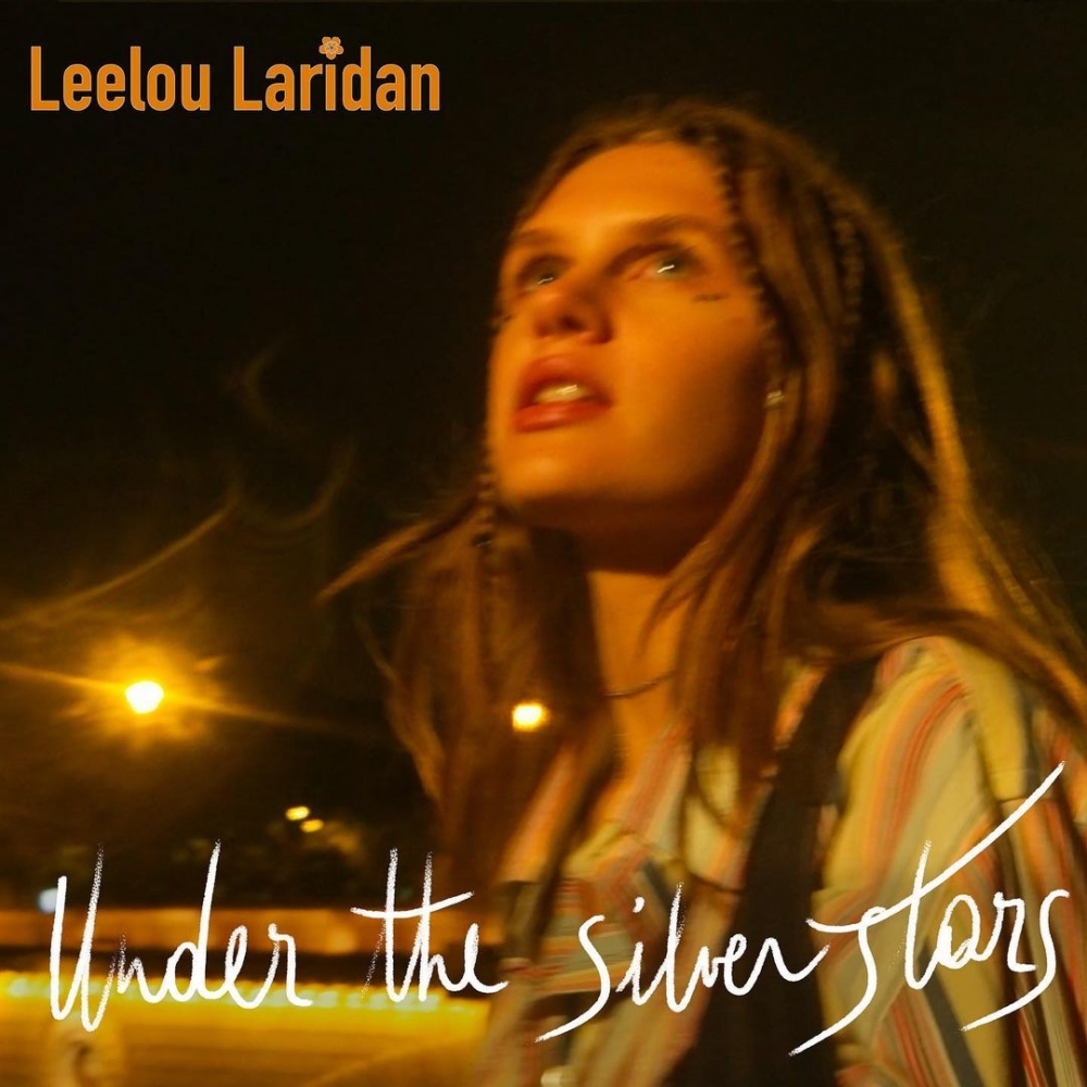 她的第二張單曲《Under the Silver Stars》。