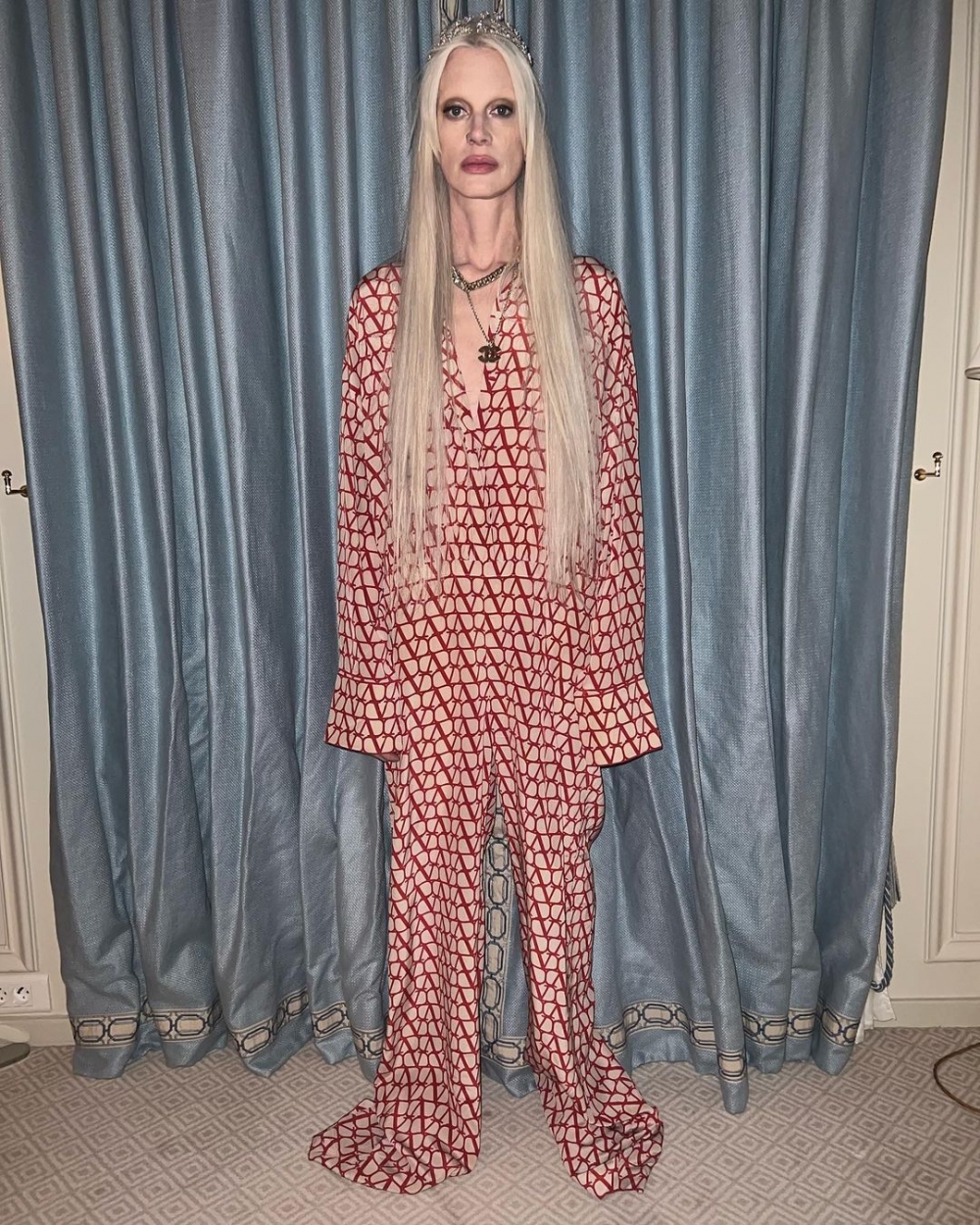 Kristen McMenamy於Valentino 2023春夏高訂時裝秀後台。