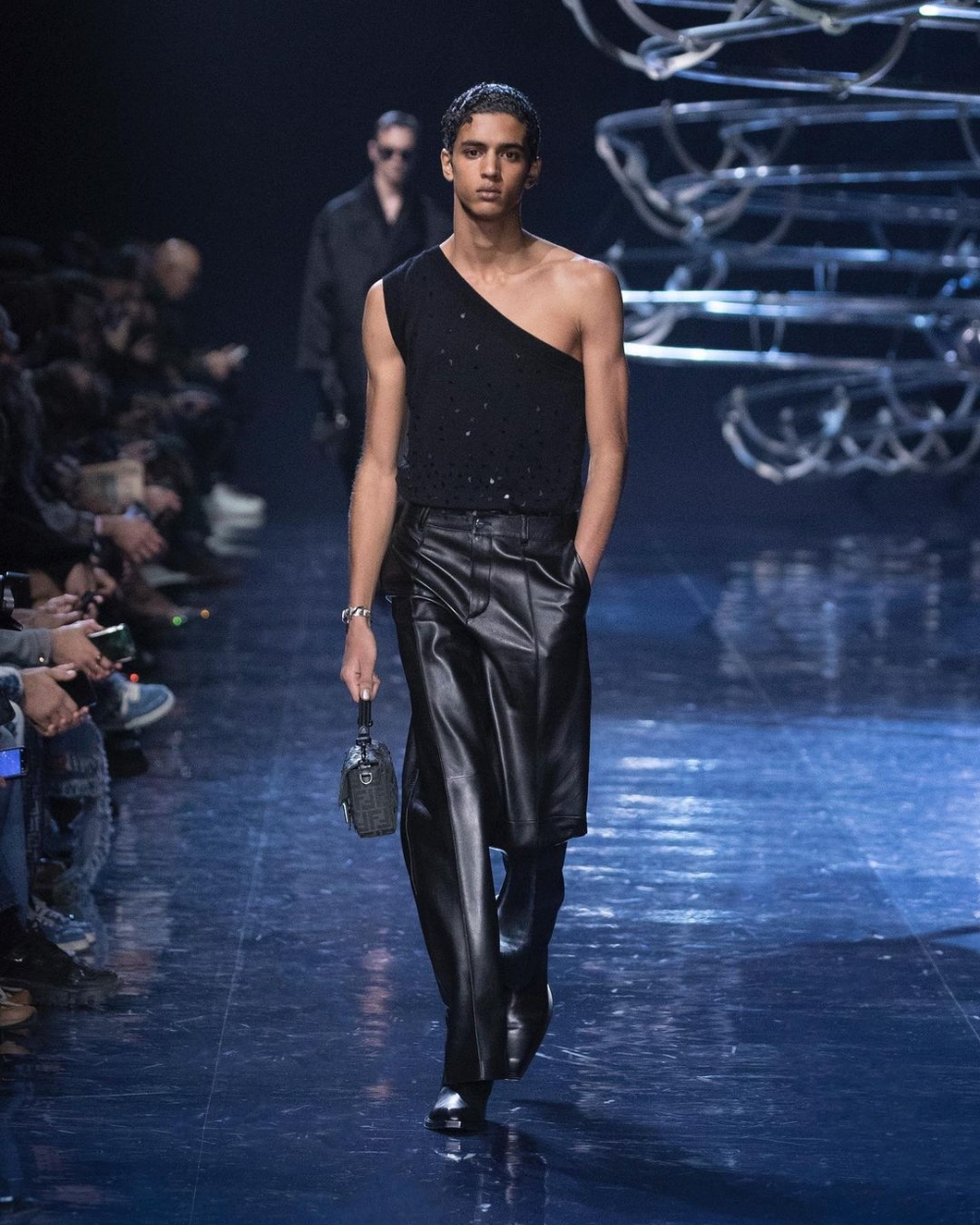 本次的秀場上出現許多斜肩的設計。