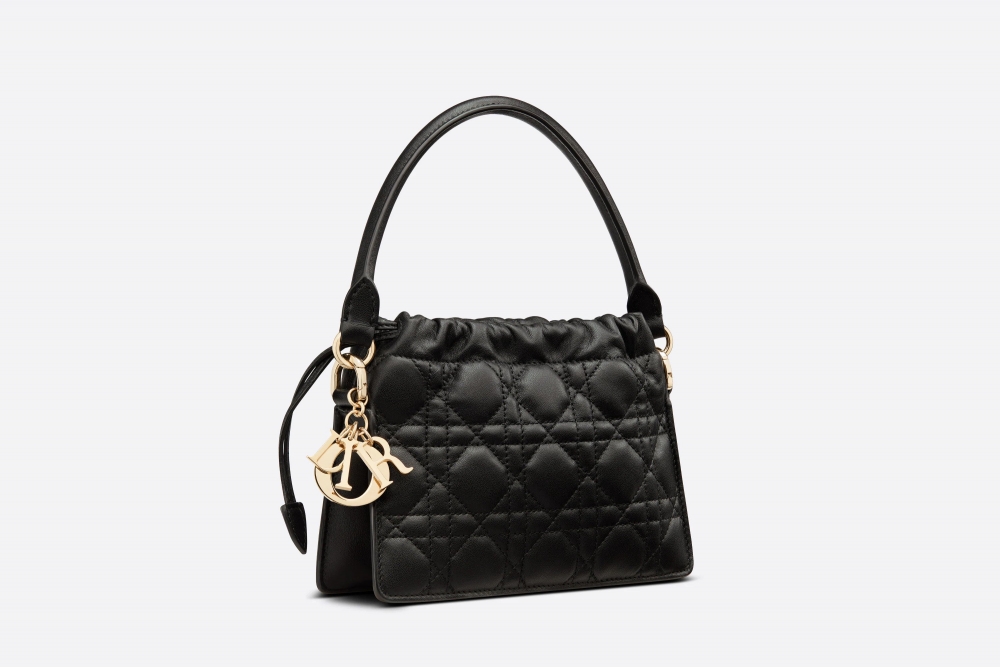 綴以「D.I.O.R.」吊飾作為裝飾。