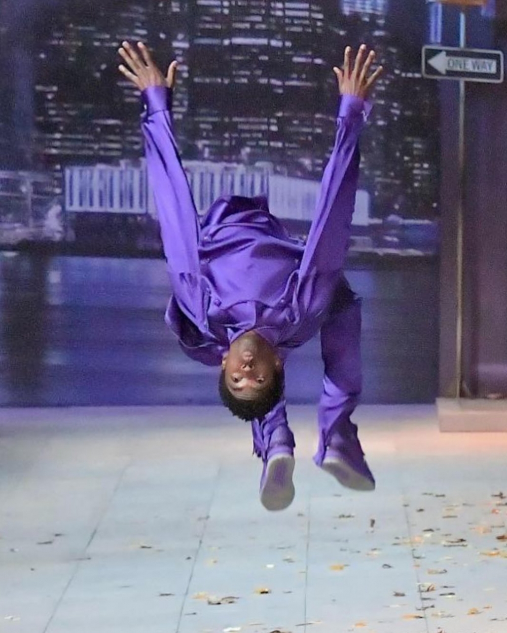 他在秀上表演的後空翻。