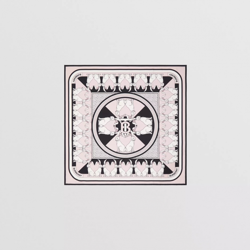 以粉紅色與黑色搭配的Rabbit Print Silk Square Scarf。