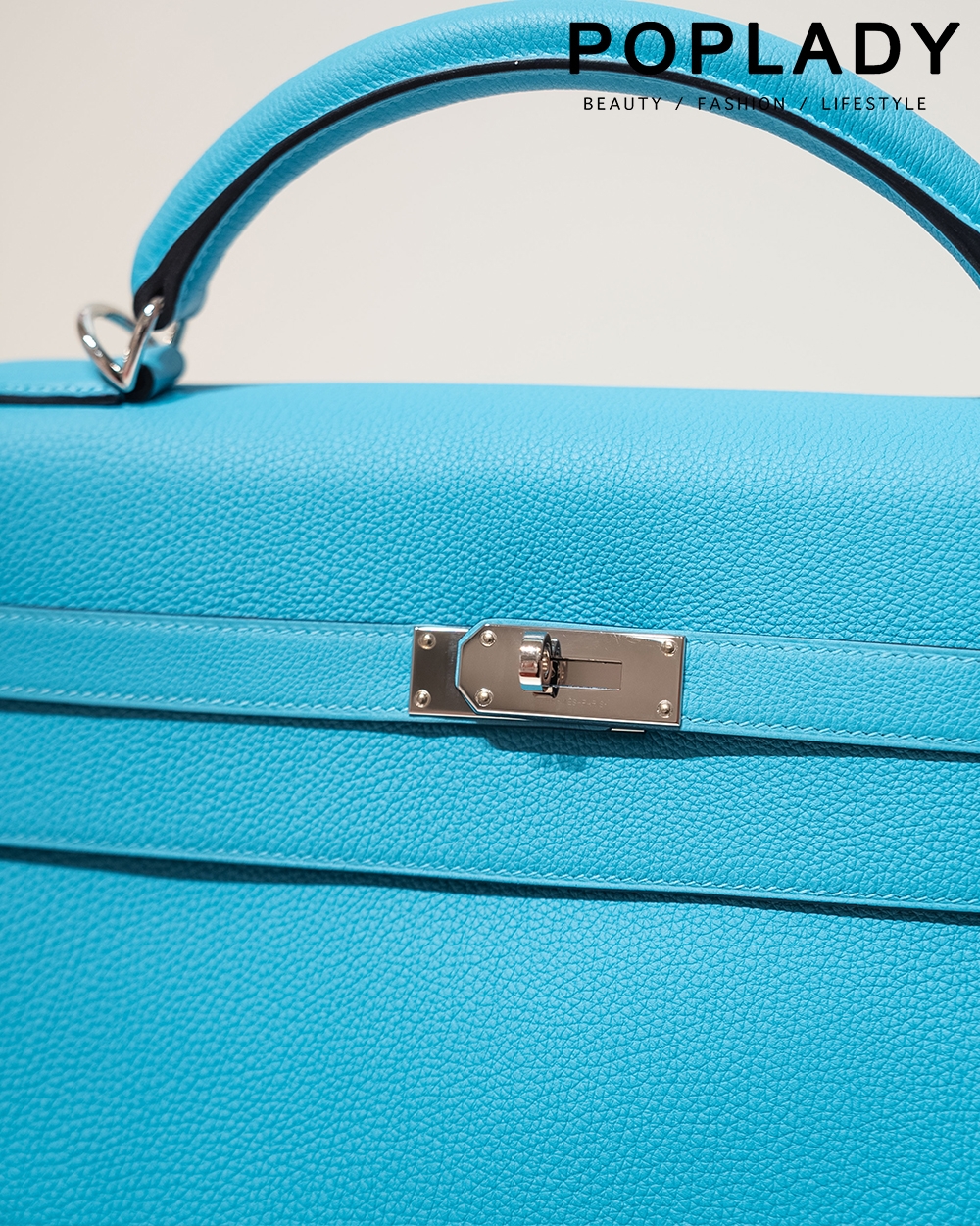 結合上細膩雅緻的銀色五金