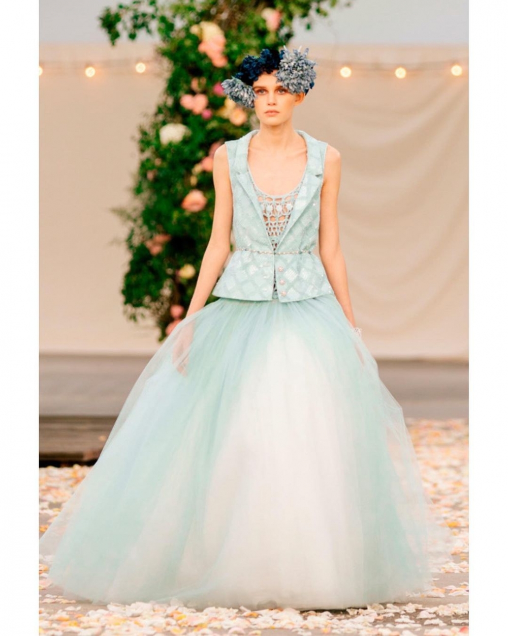 她為CHANEL高訂走秀。