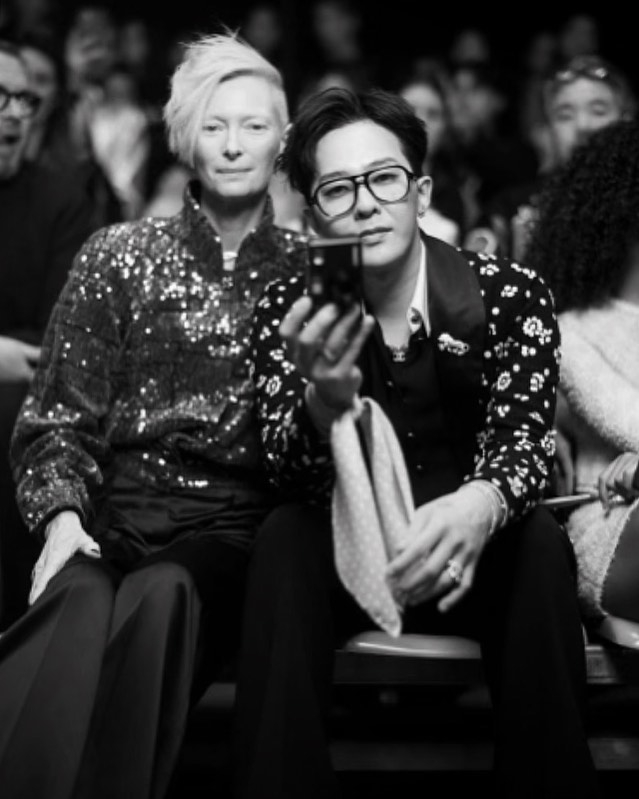 G-Dragon與Tilda Swinton合照與看秀的畫面。