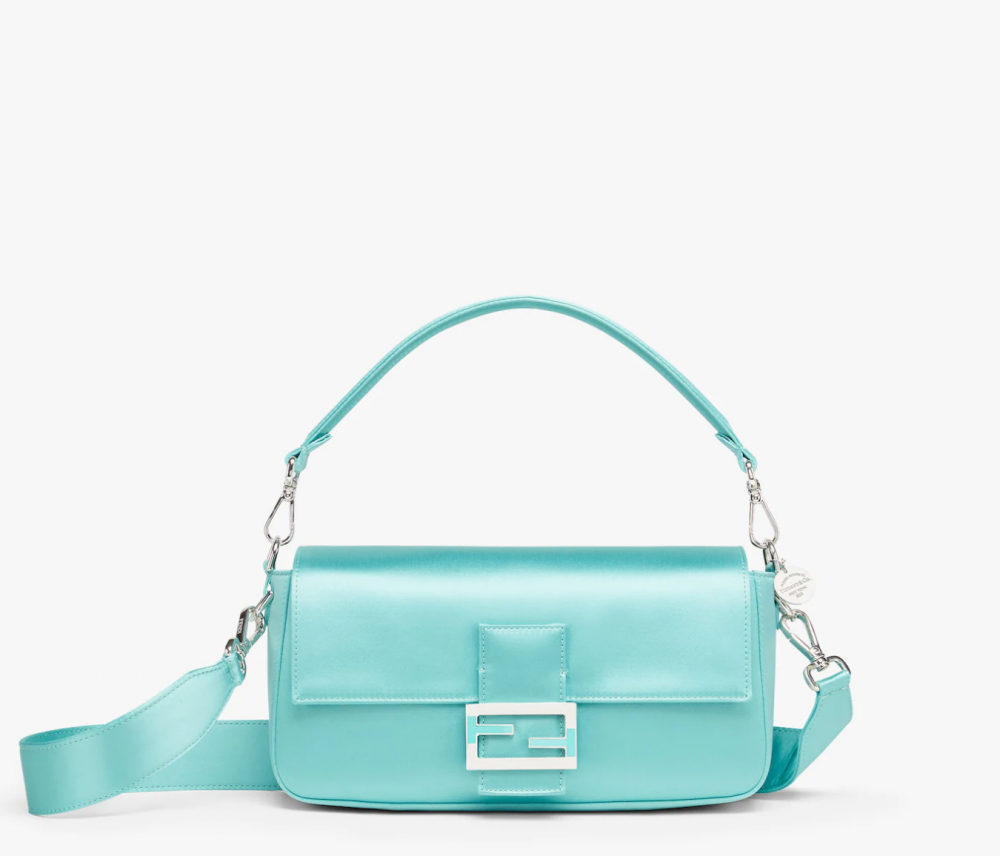 這款手袋是以經典的Tiffany Blue真絲緞面布料製成。