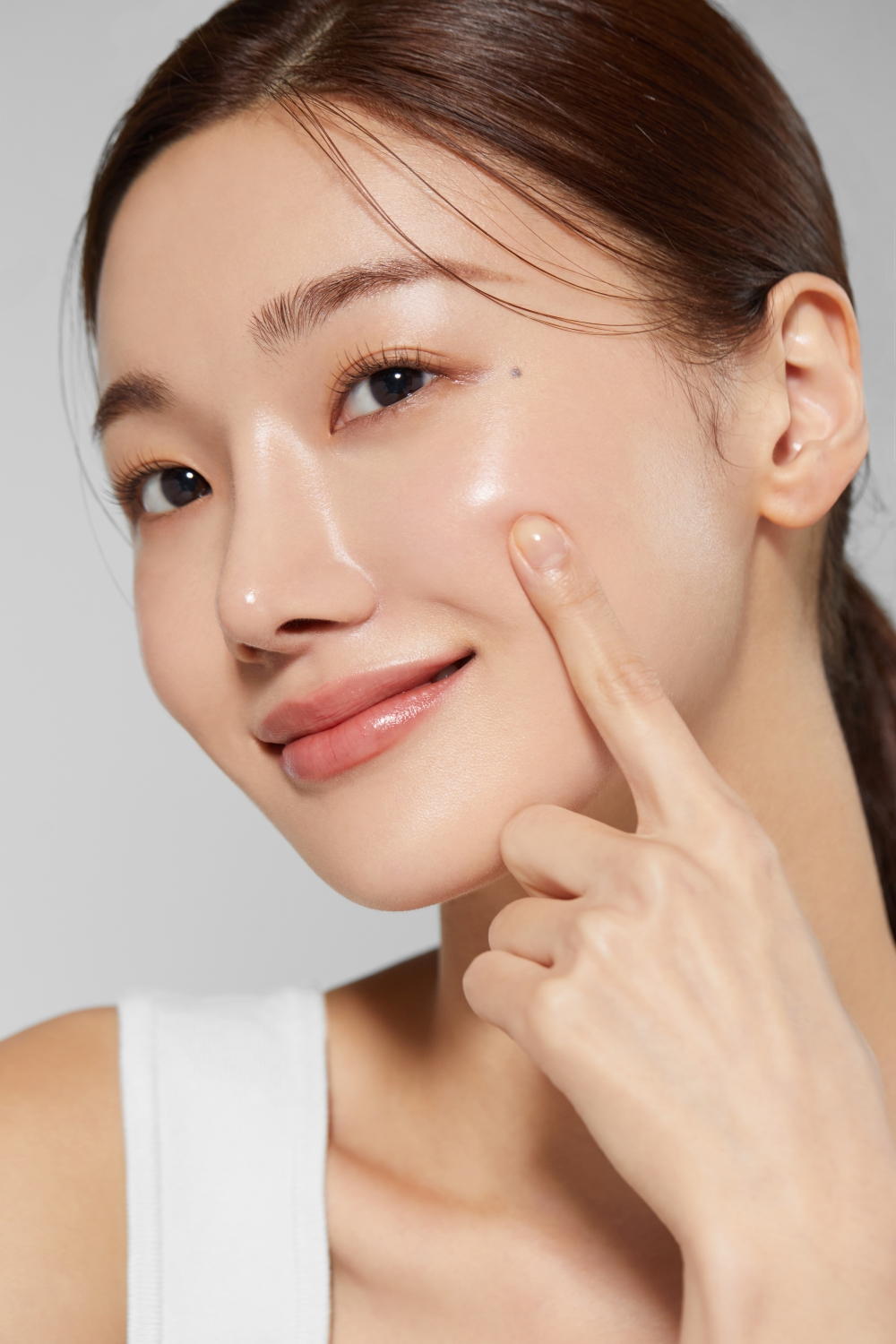 用Age-R Booster H護膚後,肌膚即時變得水潤脹卜卜「撳出水來」似的。