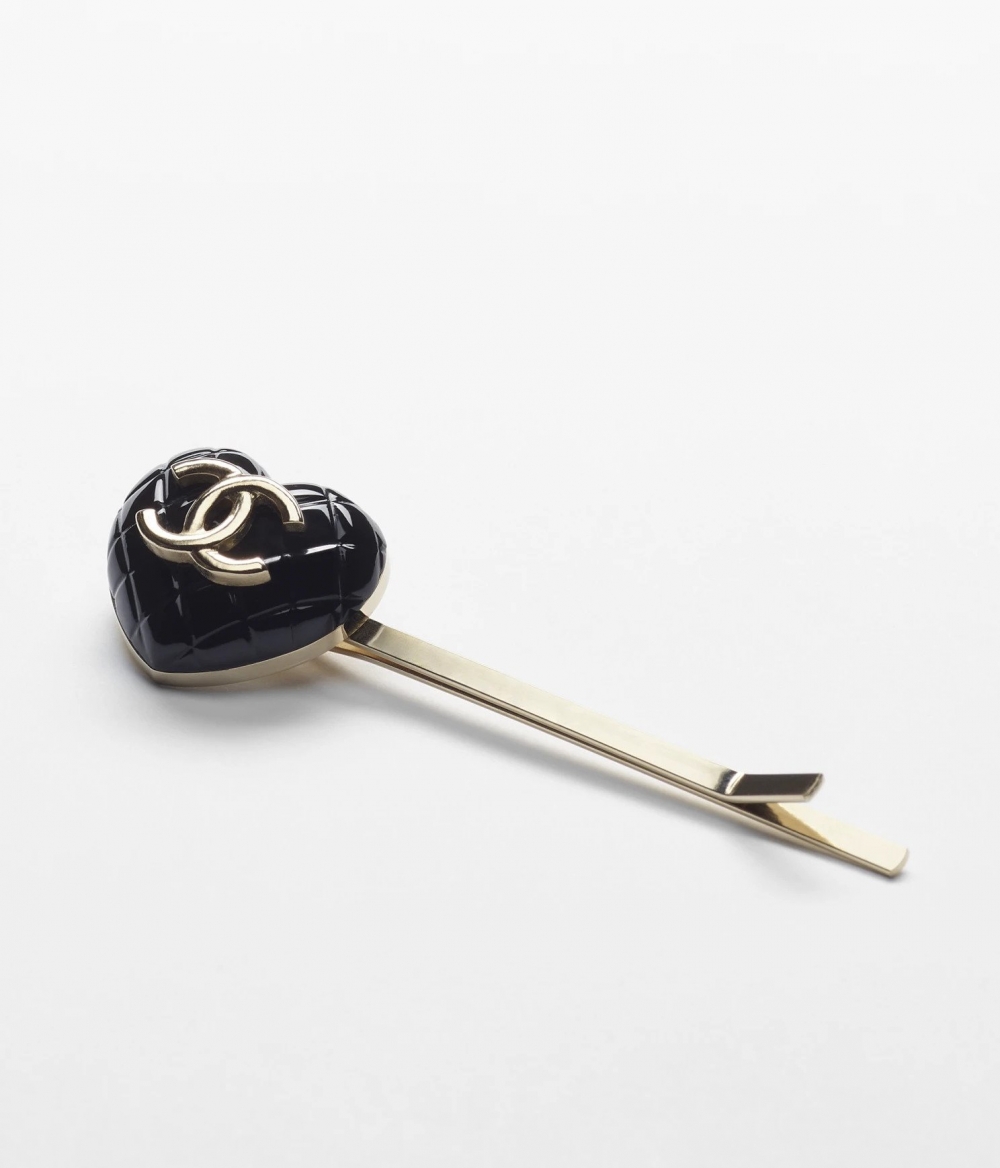 菱格紋愛心元素刻畫上品牌雙C標誌。