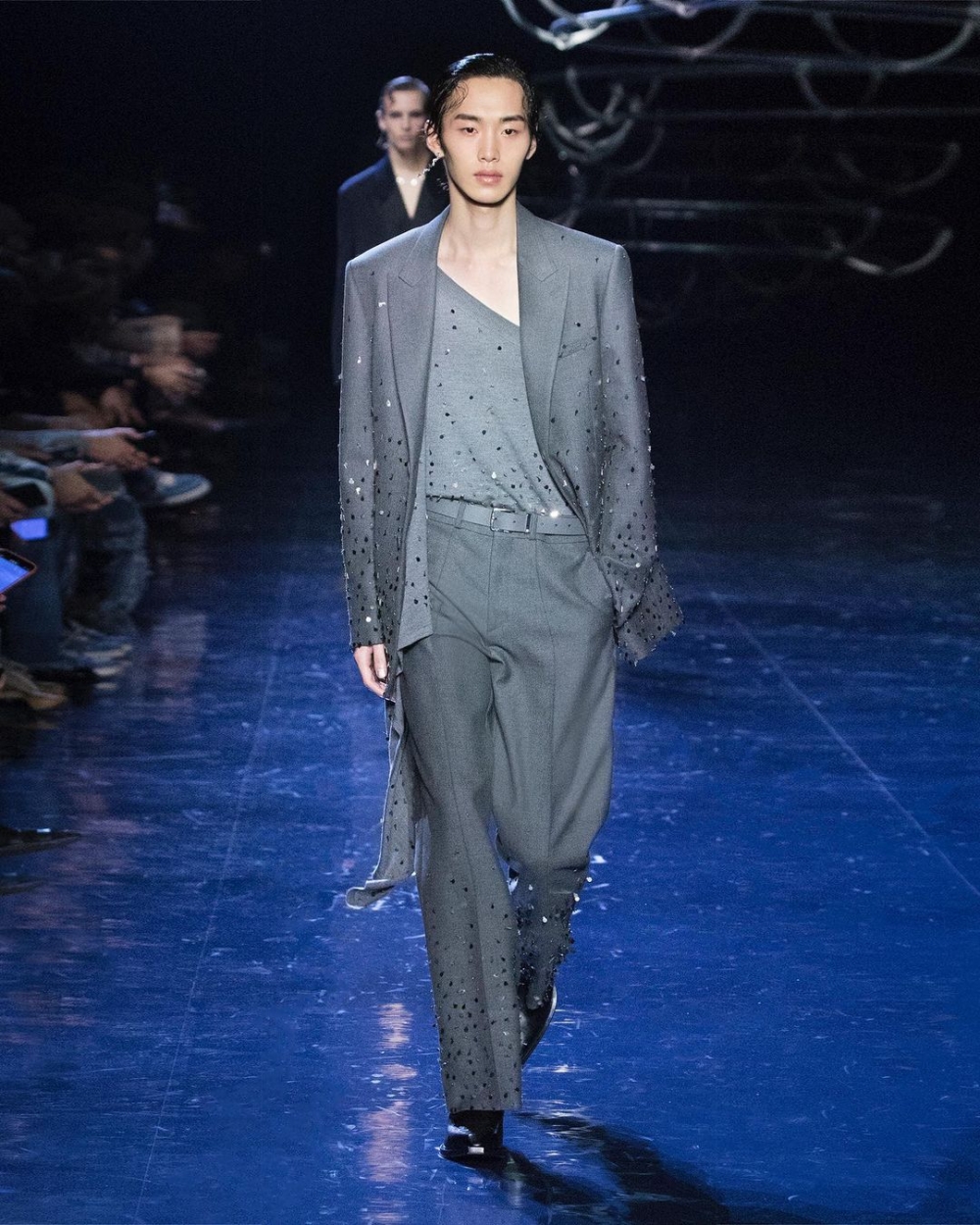 搭配著西裝外套也相當時髦。