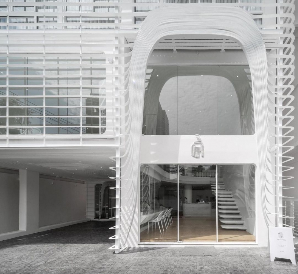 擁有質感的純白外觀，這間咖啡廳Flat+White吸引許多人前往。