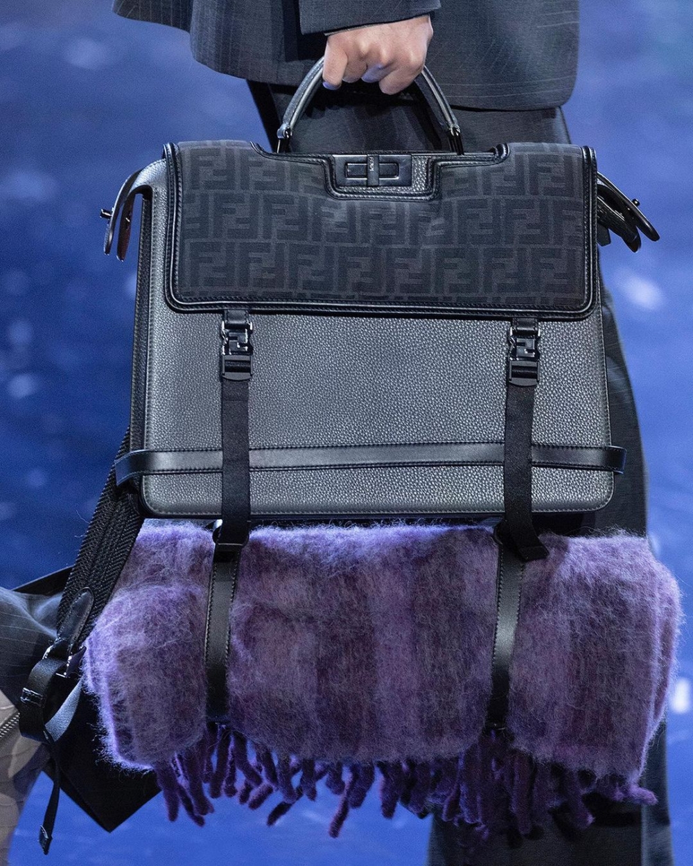 這款手袋還有能攜帶圍巾的功能。