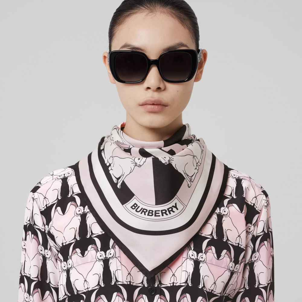 圍在身上為你的穿搭帶來畫龍點睛的效果。