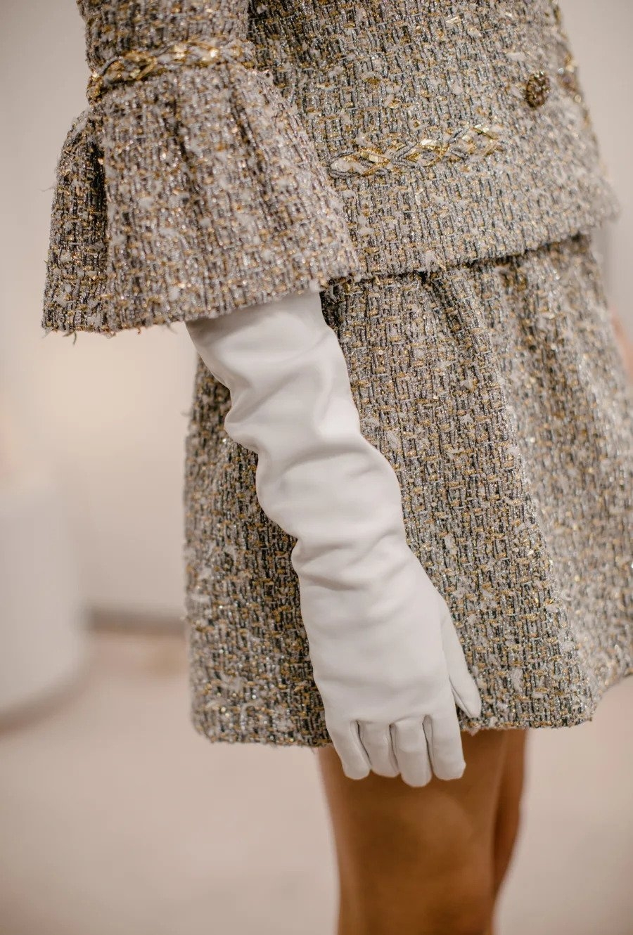 搭配高聳禮帽、蝴蝶領結、白手套等原設計元素。