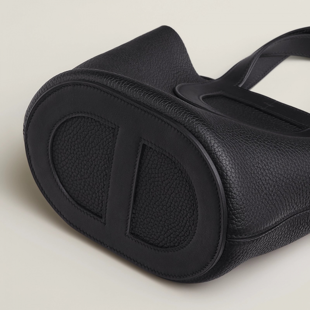 底部的設計為這款手袋提升質感。