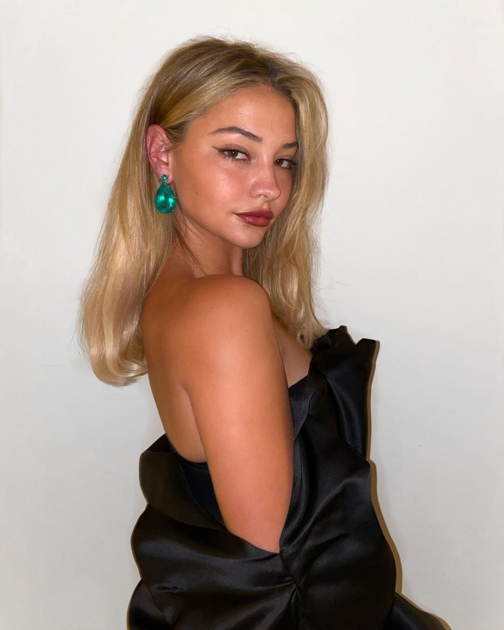 她身穿TOM FORD的黑色禮服。