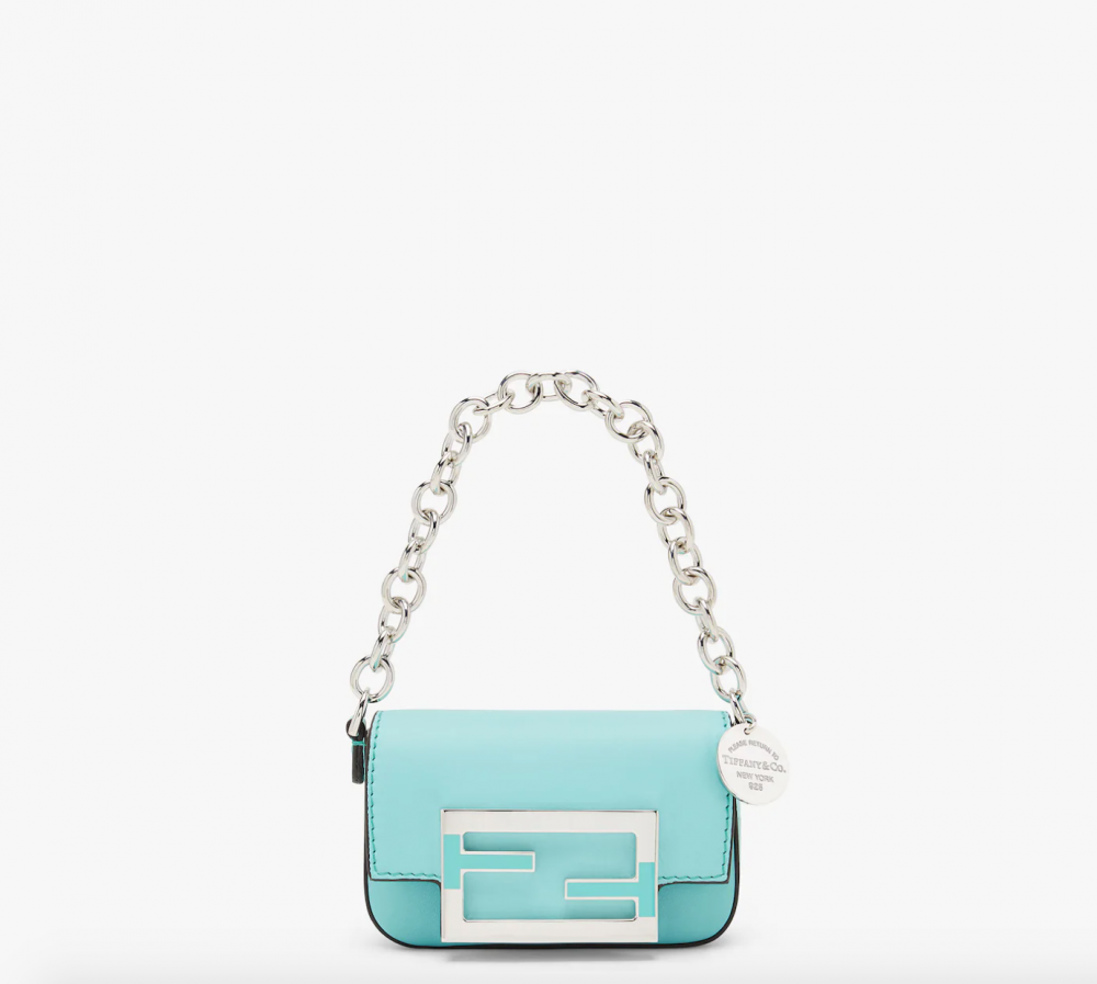Tiffany Blue光滑皮革製成的Nano Baguette Charm。