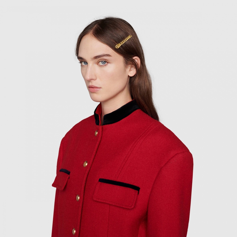 採用仿古金色飾面金屬打造而成。