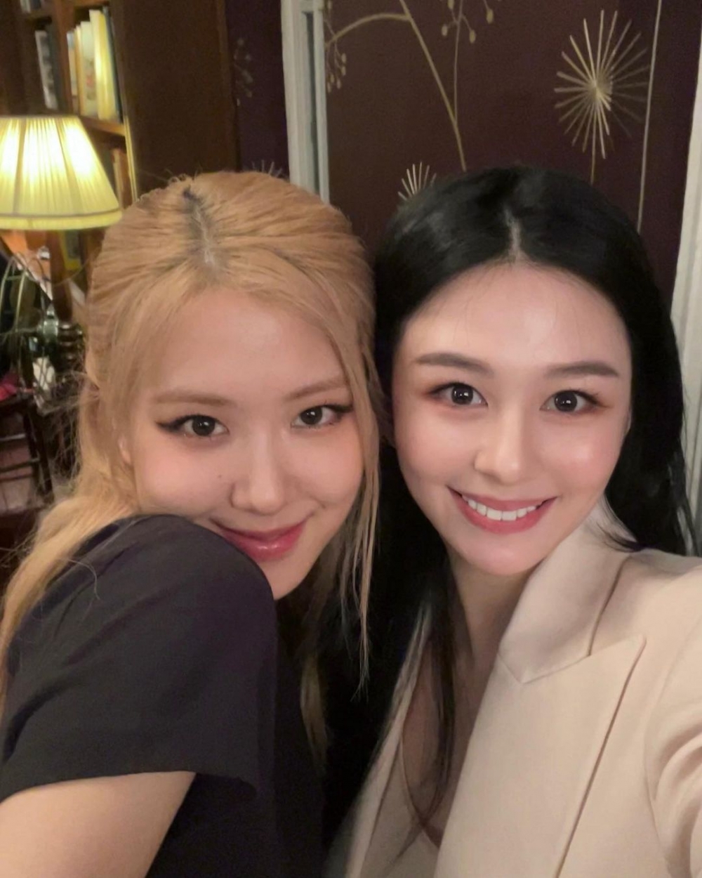 Rosé與沈月於中菜館合影