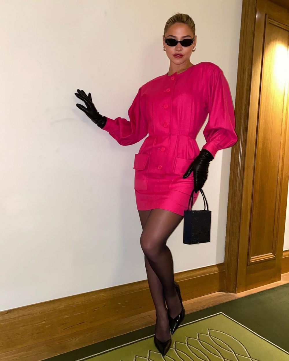 她詮釋桃紅色的Vintage Saint Laurent裙裝。