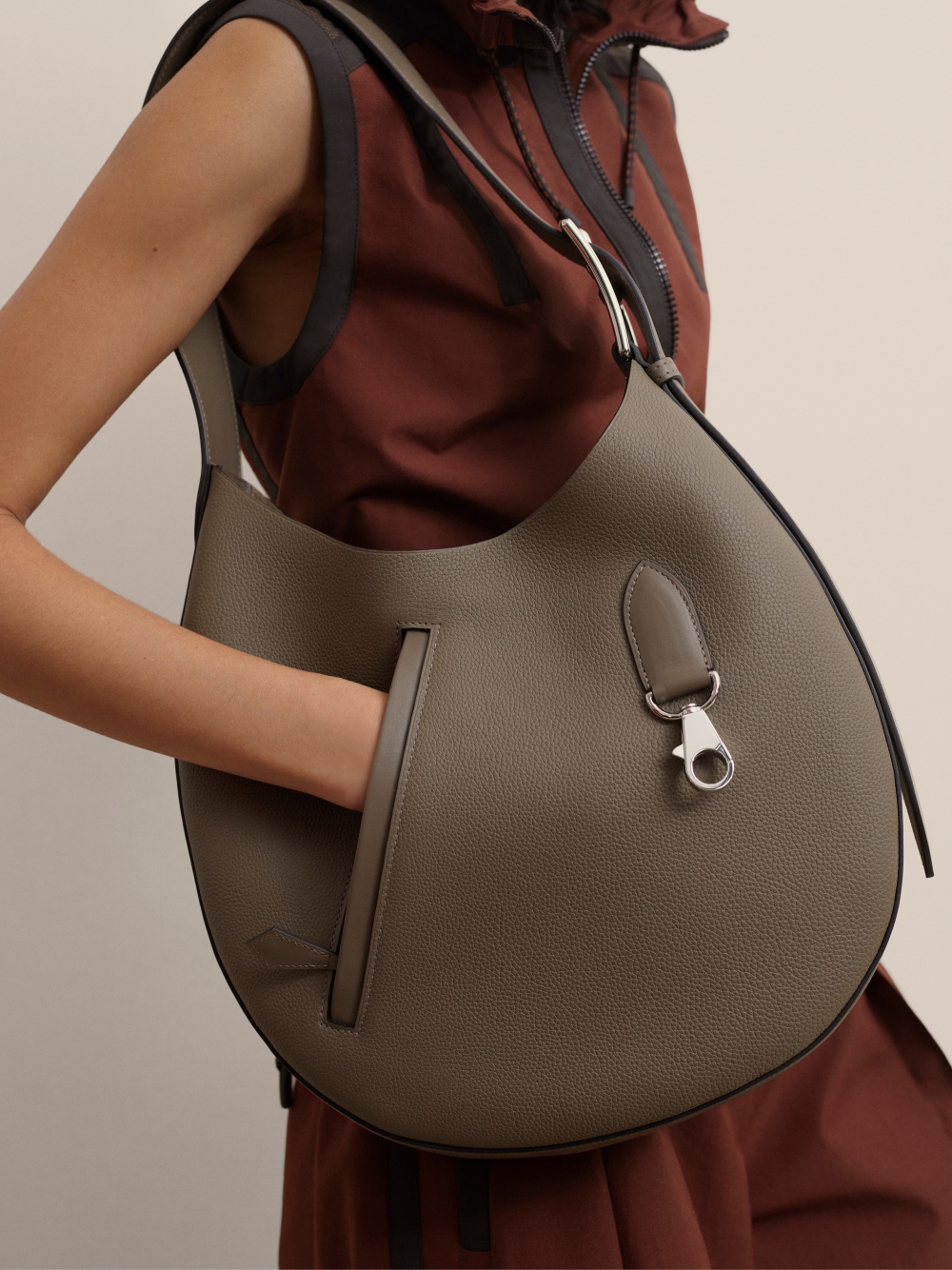 色調方面使用或沉穩的棕色、白、深灰色等等