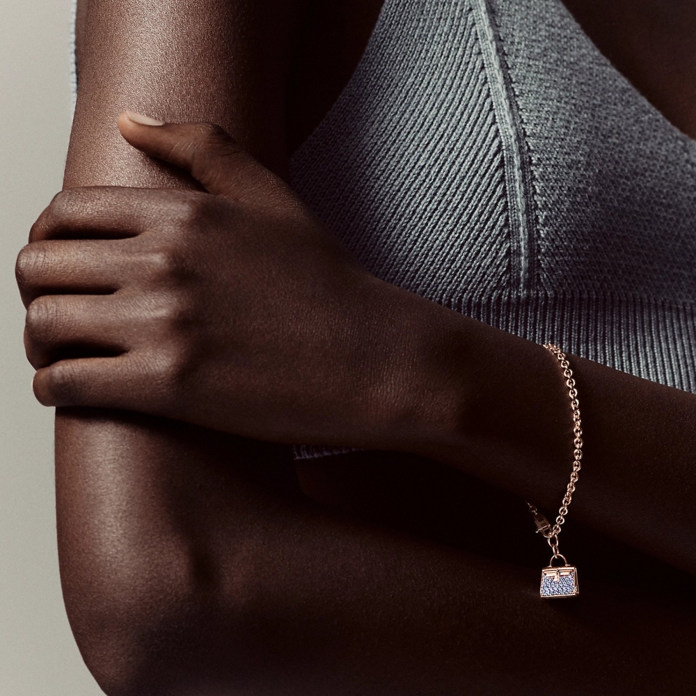 模特兒詮釋Amulettes Kelly Bracelet。