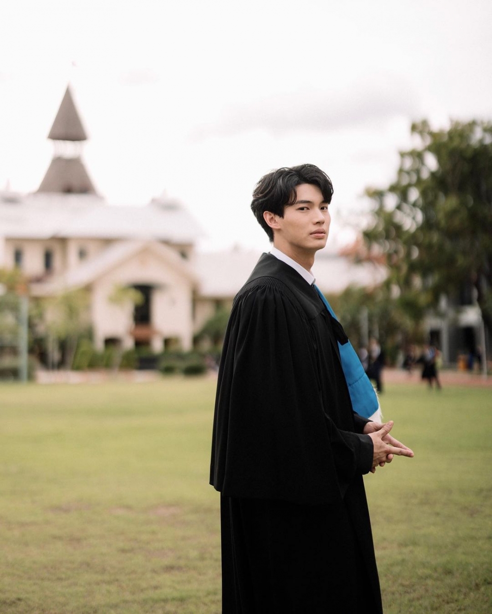 Win就讀名校國立法政大學經濟系畢業