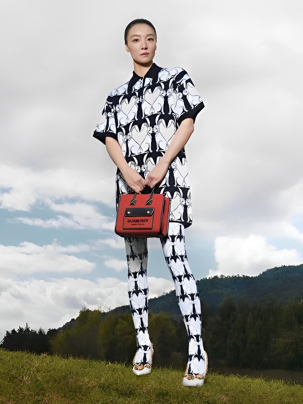 Burberry也為兔年帶來新設計。