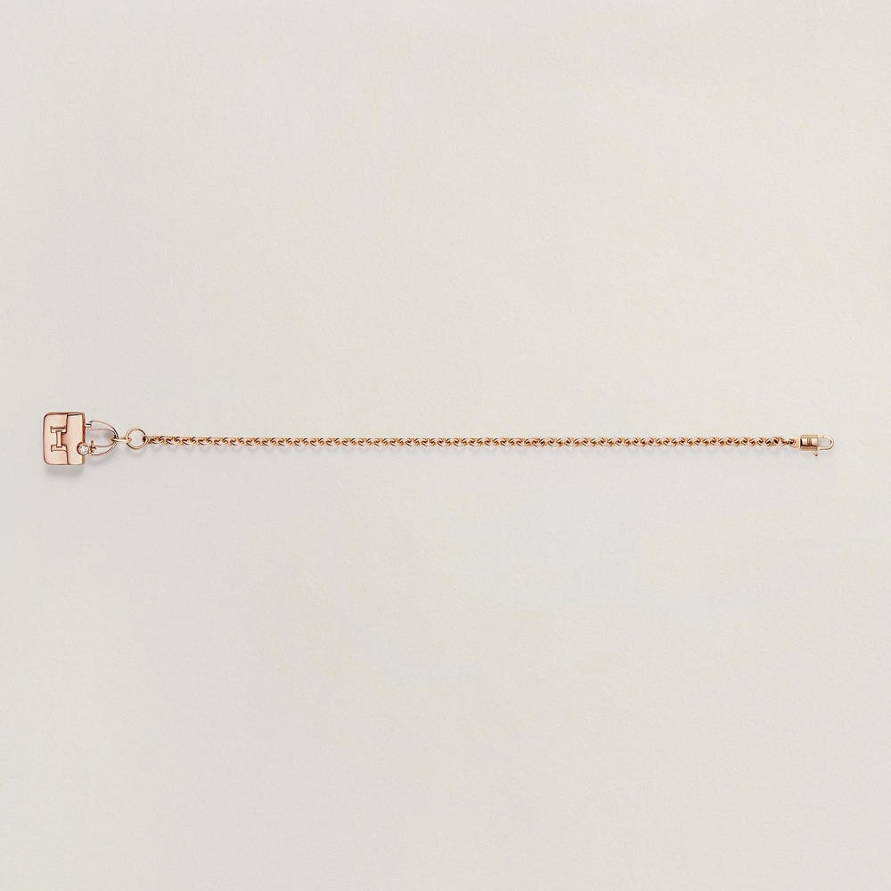 Constance的包身輪廓勾勒迷人的玫瑰金墜飾。