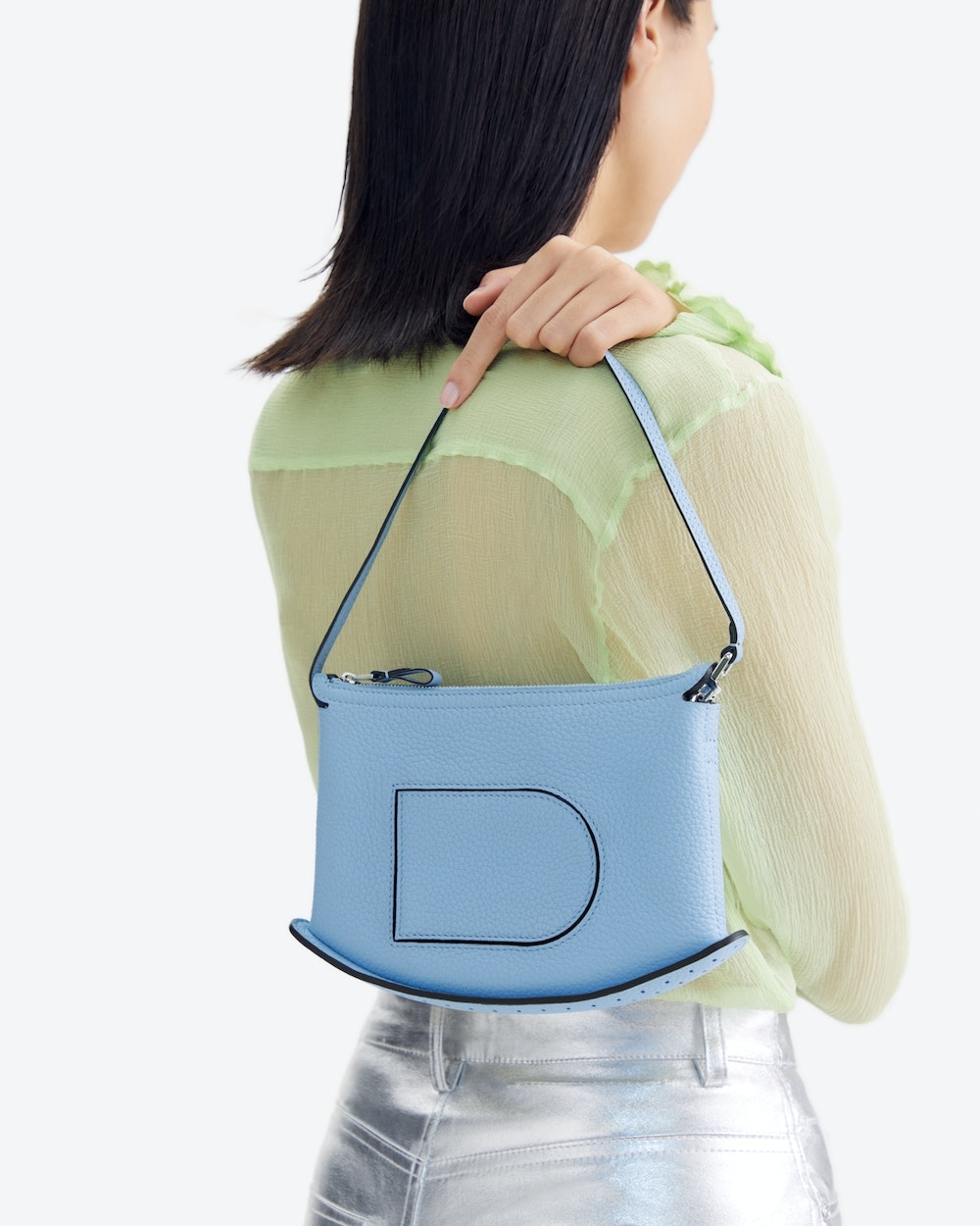 模特兒演繹Delvaux Co-Pin-Azure。