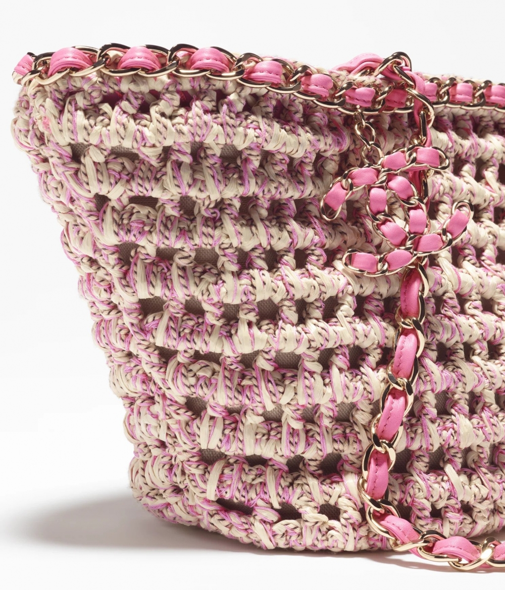 包身裝點招牌標誌雙C Logo。