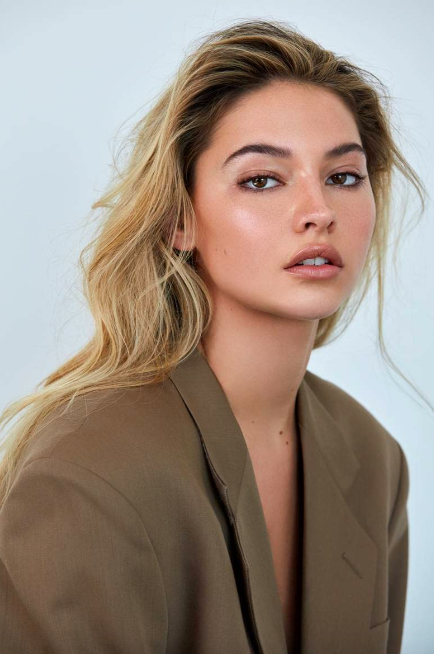 因為演出《神探白朗:抽絲剝繭》被大家關注的Madelyn Cline。