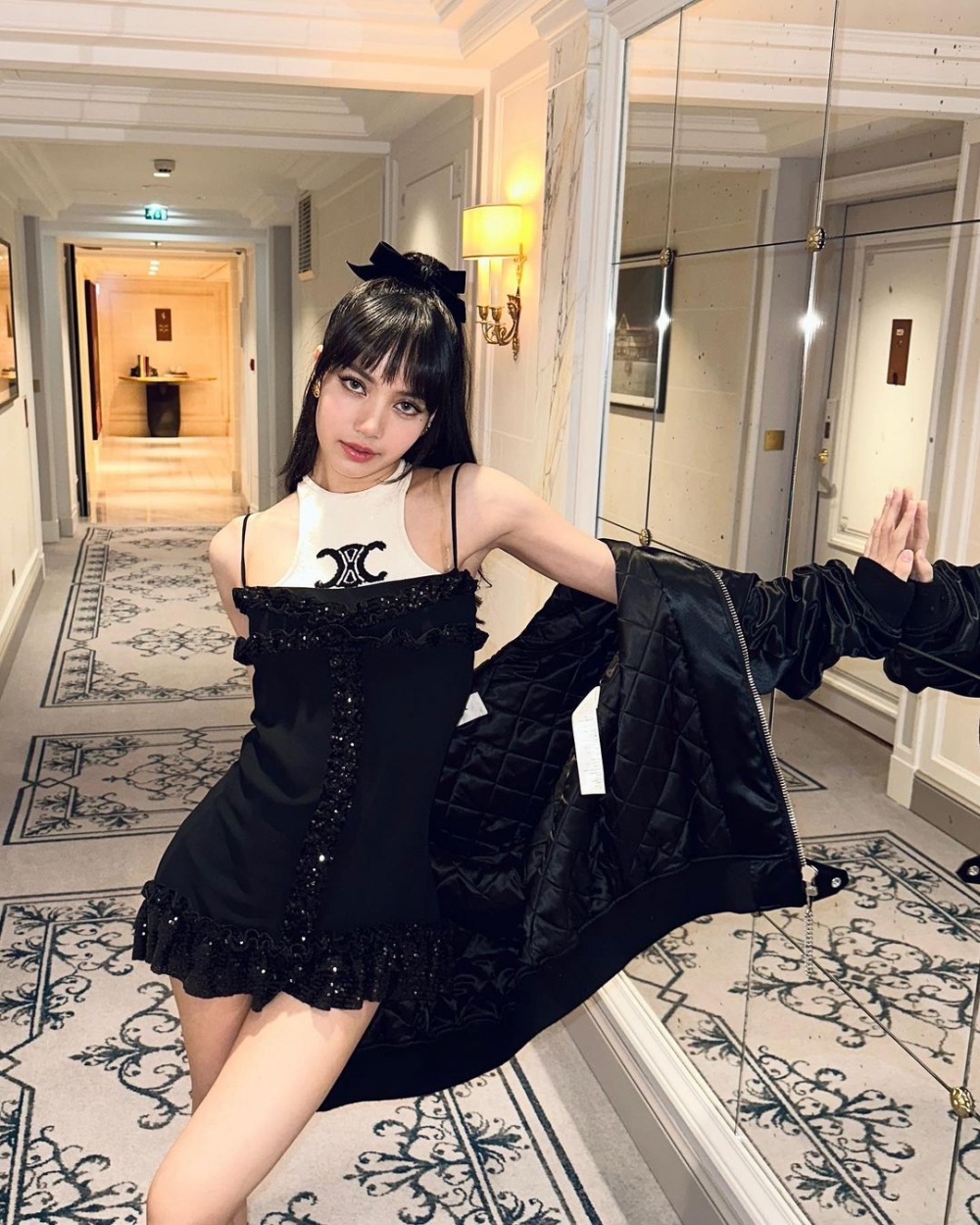 Lisa身穿代言品牌的新款服裝出席慈善音樂會