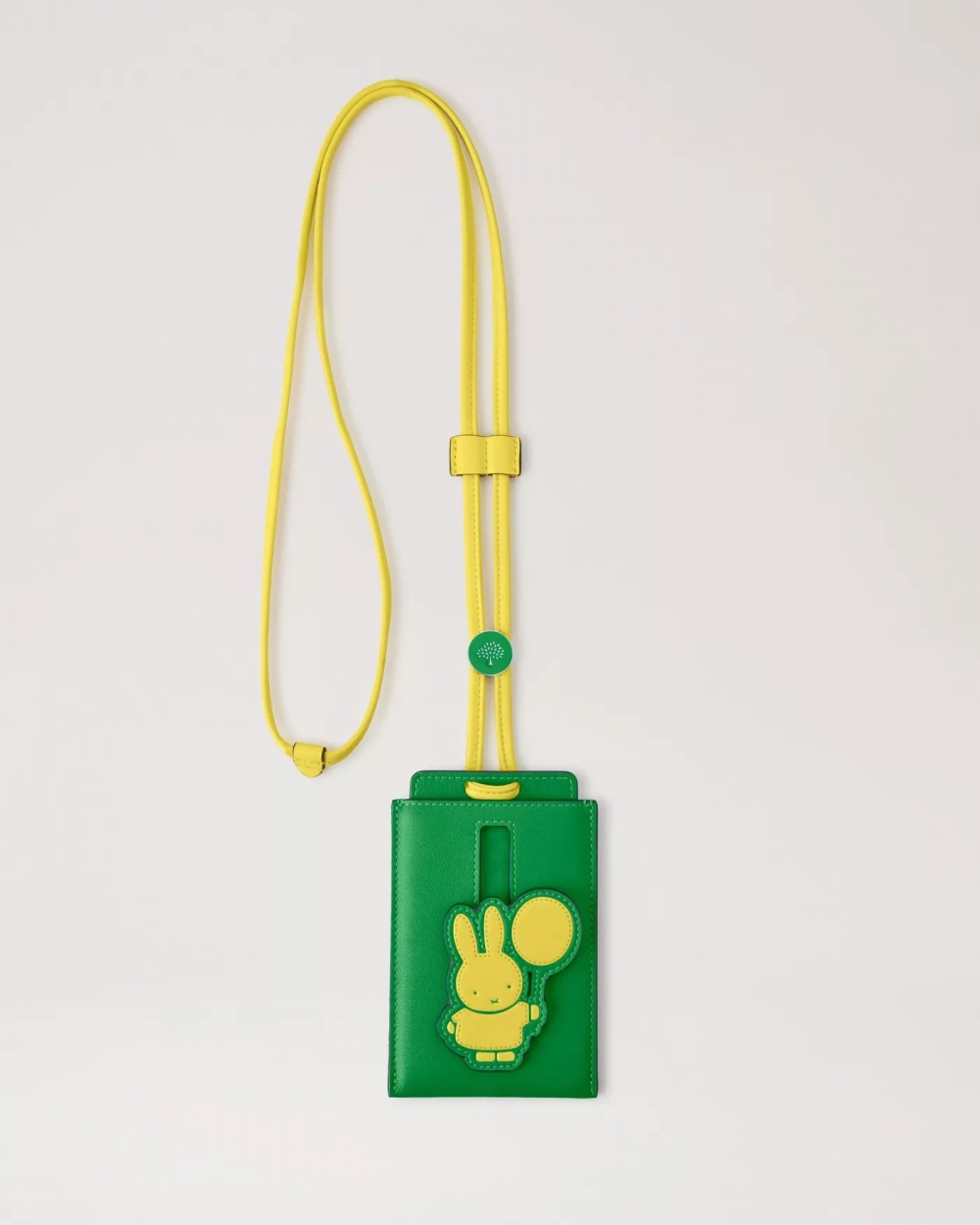 有著綠色與黃色配色的Mulberry x Miffy - Credit Card Slip with Lanyard。