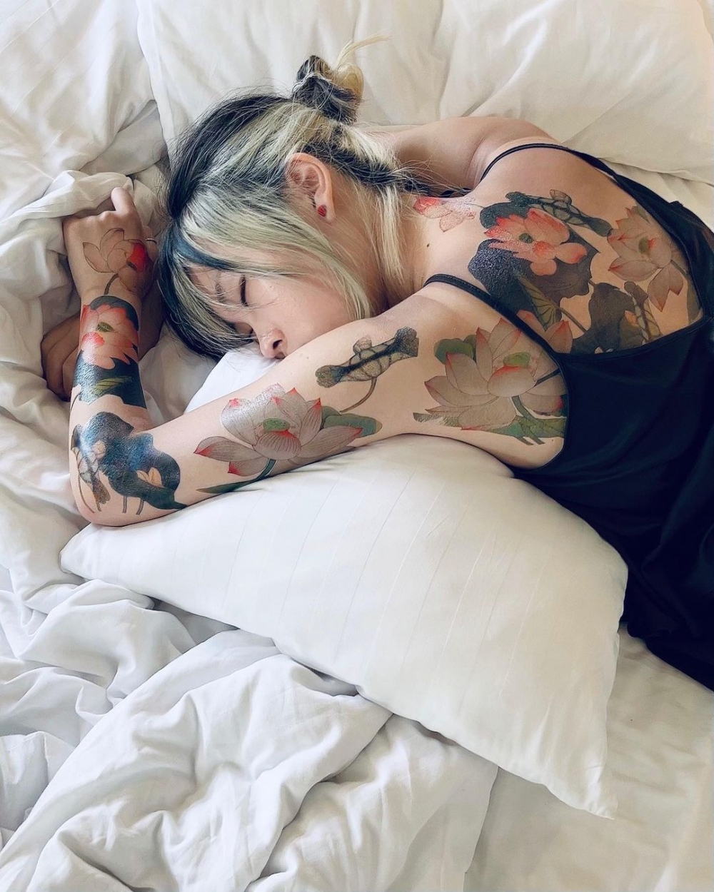 滿足她自己熱愛紋身而貼的紋身貼紙。