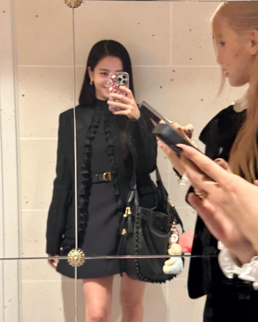 Jisoo身穿Dior 2023早春度假系列展現個人魅力