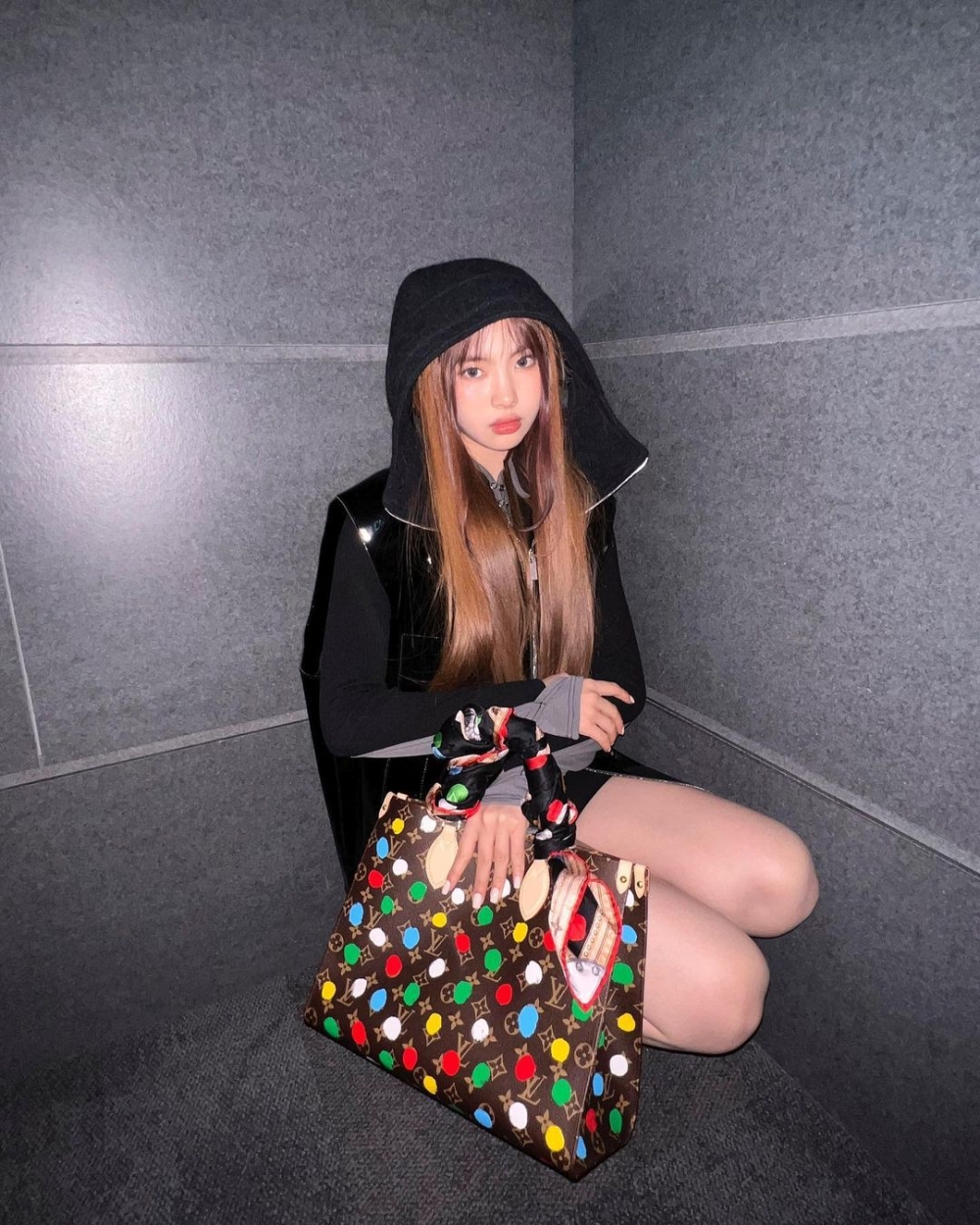 Hyein率先背上與草間彌生聯名手袋