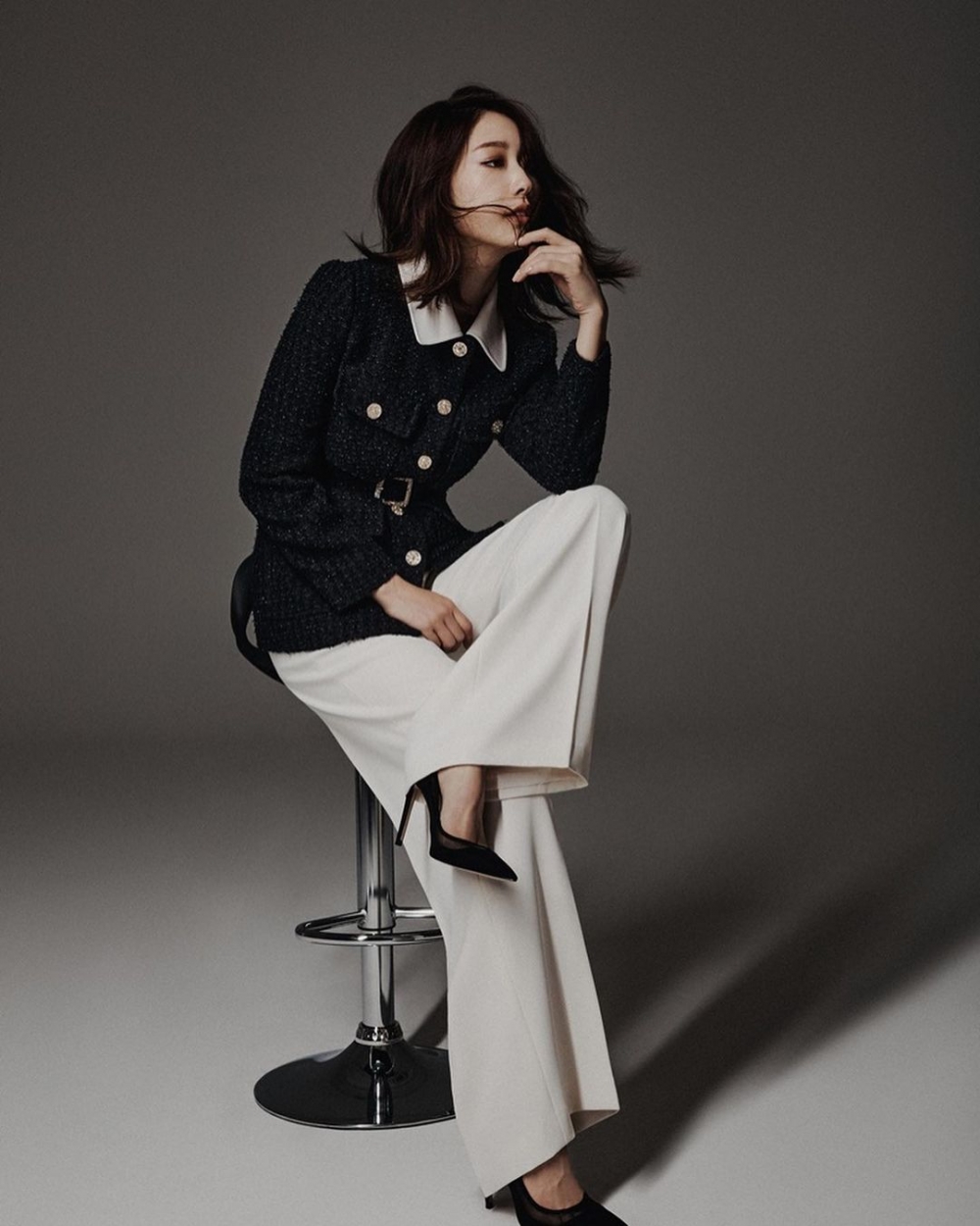 這次她也示範許多套有領的穿搭。