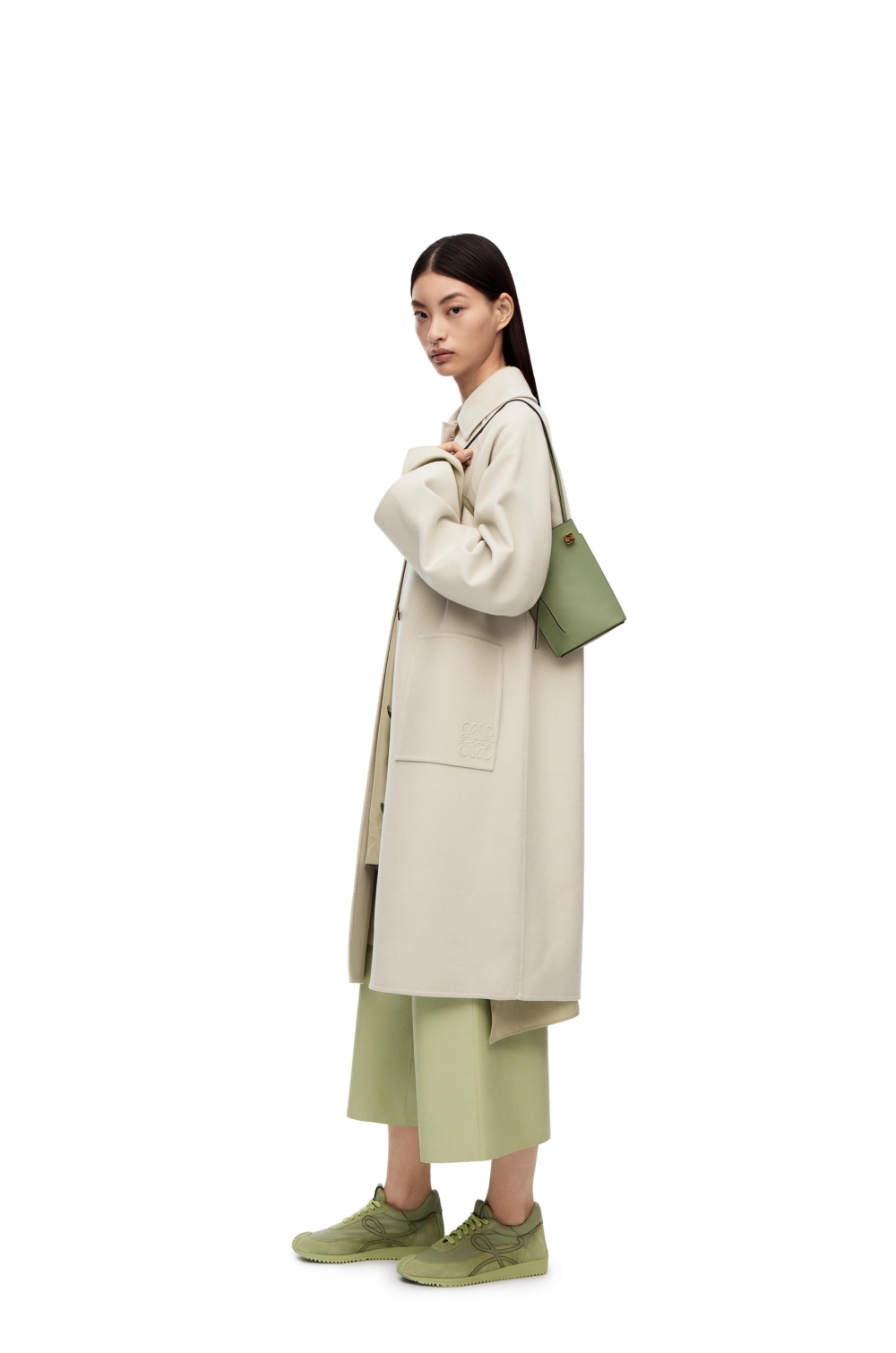 模特兒示範Dice Pocket In Classic Calfskin。