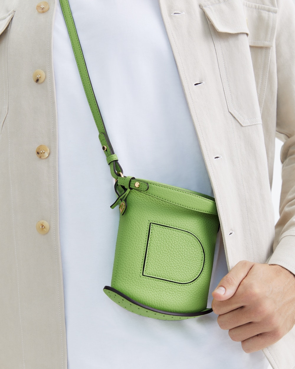 模特兒演繹Delvaux Pin Toy-Aloé。