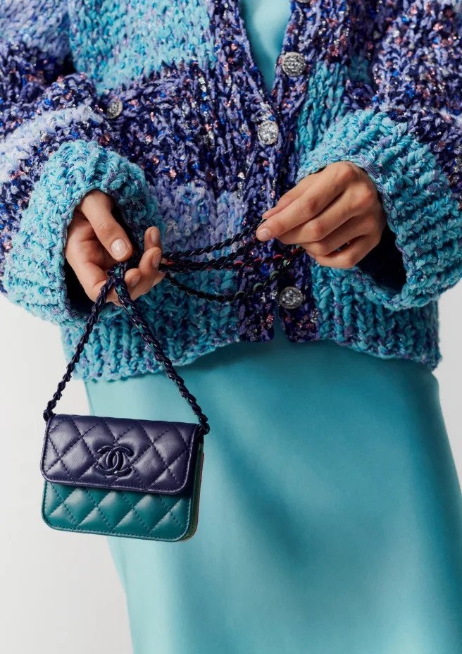 模特兒詮釋CHANEL Clutch With Chain。
