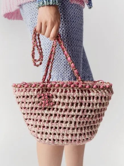 模特兒演繹CHANEL Small Tote。