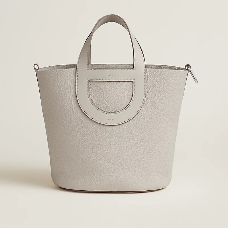 米白款式的Hermès In the Loop 23 Bag。